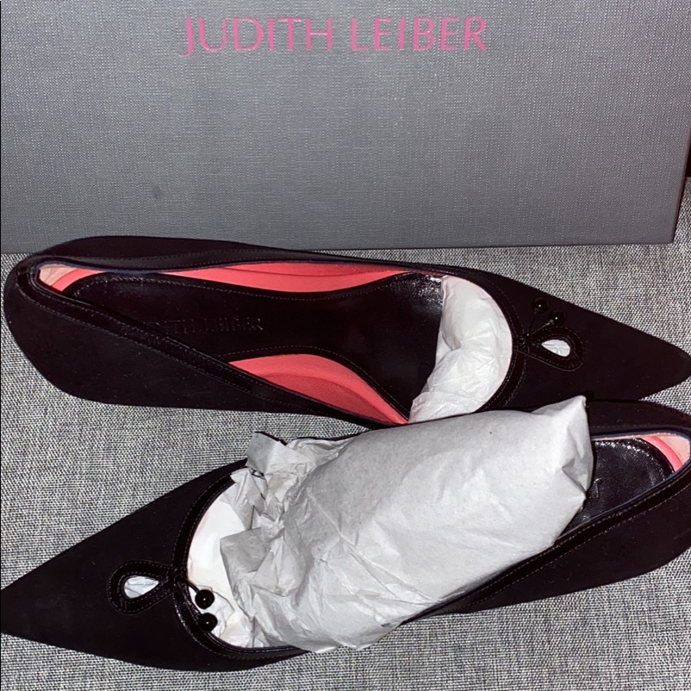 Kitten heeled velvet pump